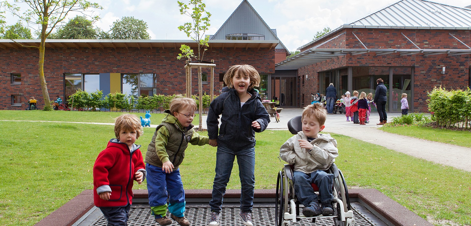 Kinder auf einem Trampolin (Foto: Kleinert / GfG)