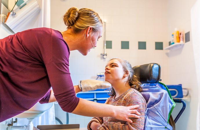 Kind in Pflegesituation (Foto: Martin John Bowra - stock.adobe.com)
