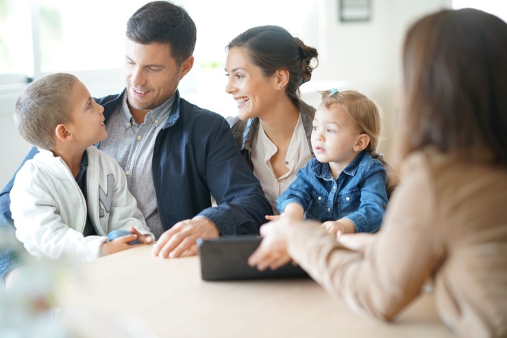 Das Bild zeigt eine Familie in der Beratungssituation (Foto: AdobeStock / goodluz)