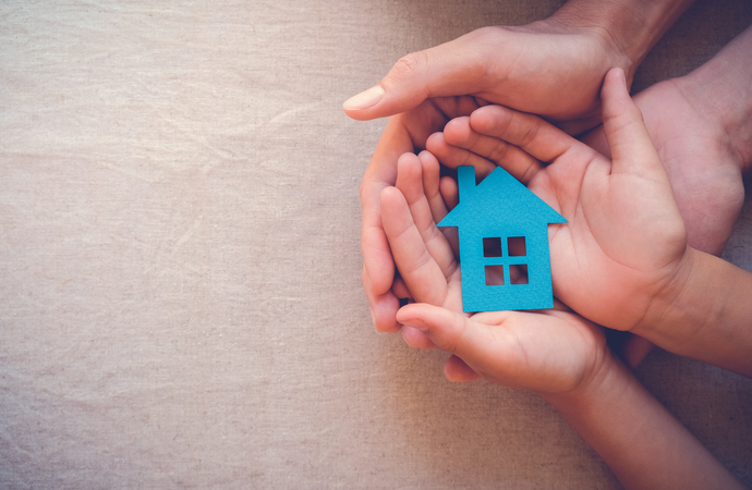 Hände mit kleinem Haus (Foto: sewcream - stock.adobe.com)